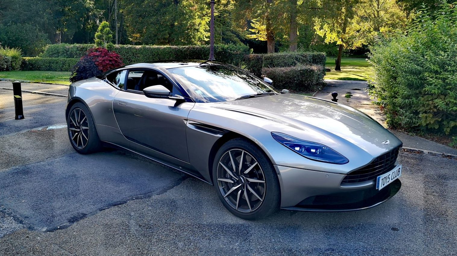 ASTON MARTIN DB11