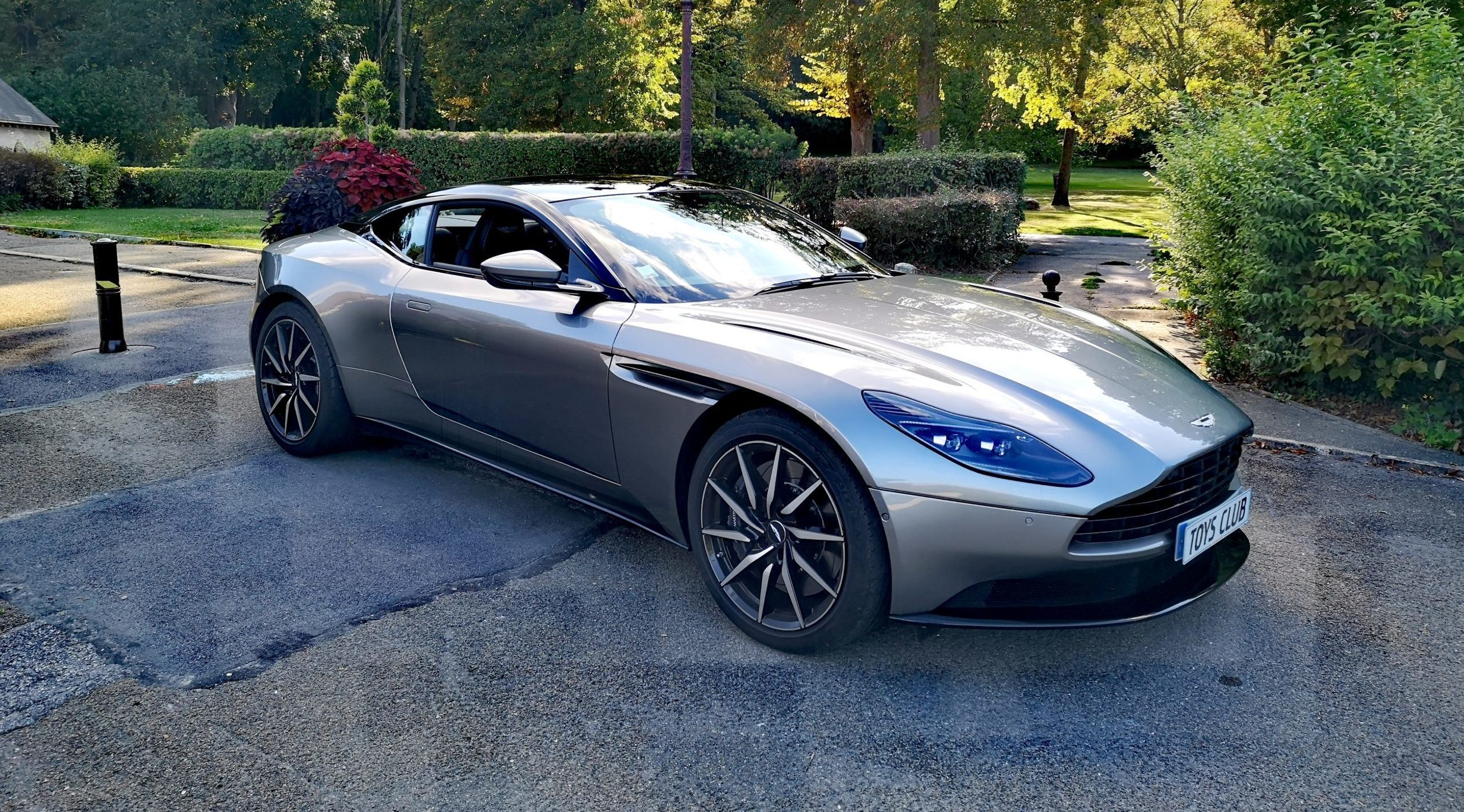 ASTON MARTIN DB11