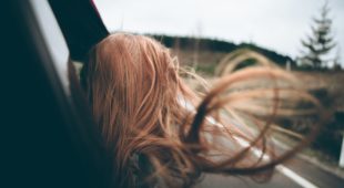 Rouler cheveux au vent