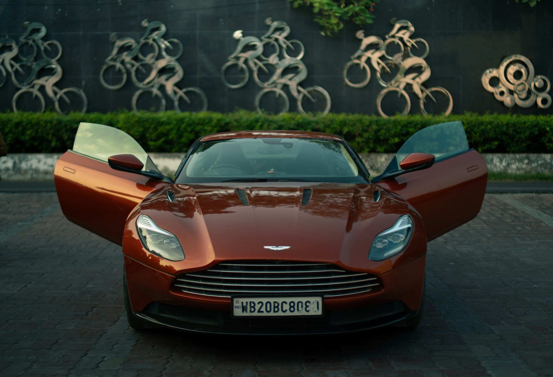 Design, silence, rareté : les nouveaux codes du luxe automobile